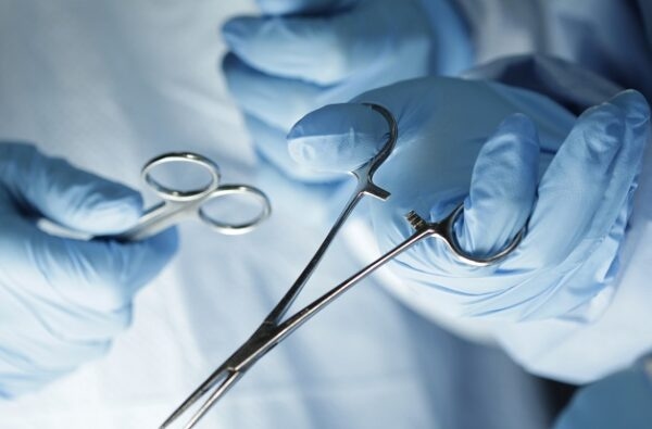 Phẫu thuật là một trong những phương pháp điều trị chính của bệnh u xơ tuyến tiền liệt.