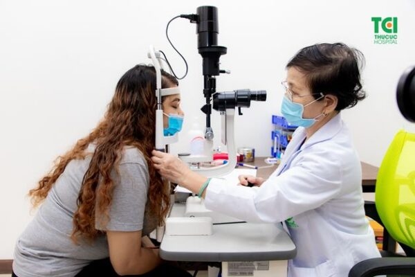 Bác sĩ đang khám mắt cho người nước ngoài