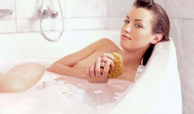 Tránh ngâm mình trong bồn tắm lâu vì vi khuẩn trong nước sẽ dễ dàng xâm nhập vào cơ thể