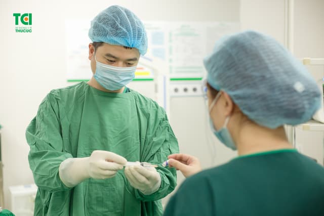 Cận cảnh ca mổ dây rốn thắt nút tại Bệnh viện Thu Cúc