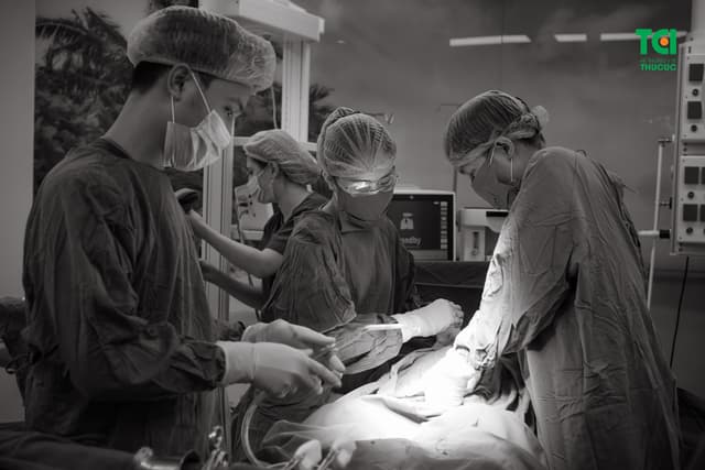 Cận cảnh ca mổ dây rốn thắt nút tại Bệnh viện Thu Cúc