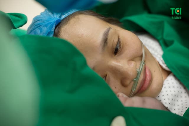 Cận cảnh ca mổ dây rốn thắt nút tại Bệnh viện Thu Cúc