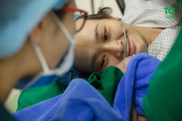 Cận cảnh ca mổ dây rốn thắt nút tại Bệnh viện Thu Cúc