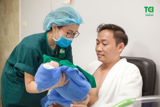 Cận cảnh ca mổ dây rốn thắt nút tại Bệnh viện Thu Cúc