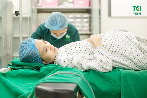 Khi vỡ ối mẹ bầu nên chuẩn bị tinh thần để đón bé yêu chào đời