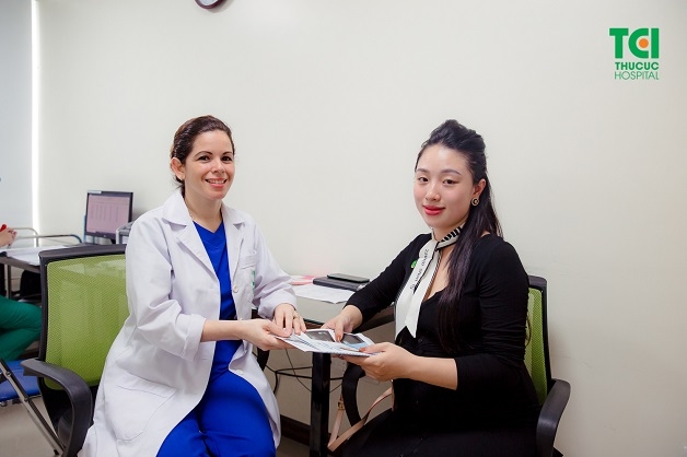 Mẹ nên tới bệnh viện thăm khám để được bác sĩ kiểm tra và tư vấn phương pháp điều trị khi bị phù chân