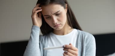 Mang thai ngoài tử cung thử que có lên vạch không?