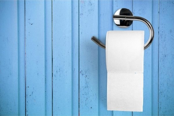 Cắt trĩ đi ngoài ra máu trong thời gian dài làm tổn thương vết mổ, nhiễm trùng vết mổ, hoạt tử hậu môn...