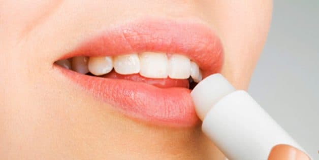 Dùng son dưỡng ẩm để giữ được độ ẩm cho môi