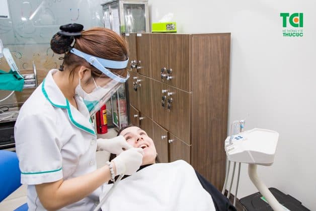 Thực hiện thăm khám nha khoa định kỳ là việc quan trọng bạn cần làm để có thể có thể xử lý kịp thời nếu có bất thường về răng miêng