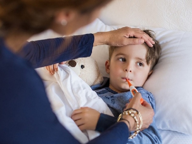 Để tránh nguy hiểm tới tính mạng của con, bố mẹ nên biết cách xử trí sốt cao co giật ở trẻ em