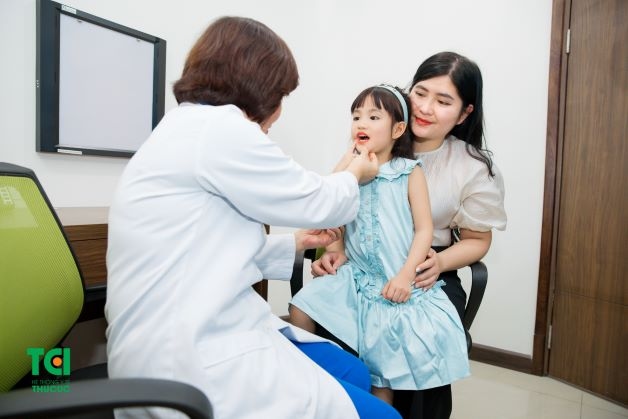 khi trẻ 6 tuổi, sự thay răng sẽ bắt đầu diễn ra với việc mọc răng số 6, trong thời kỳ mọc răng cũng sẽ ăn kém, các vết thương sẽ khiến cho trẻ khó chịu khi trẻ nhai hoặc nuốt thức ăn.