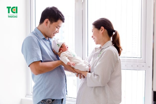 Mẹ nên tắm nắng cho trẻ đúng cách và đủ giờ, thời điểm tắm có thể vào sáng sớm và xế chiều