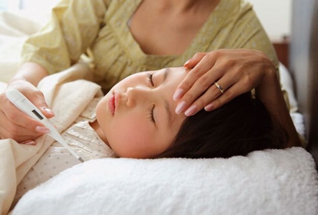 trẻ ốm sốt