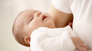 Cần làm gì khi bé nạo VA xong vẫn ngủ ngáy