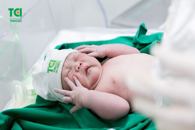 Bé trai con chị Vui chào đời khỏe mạnh, bình an, phản xạ tốt nặng 4,2kg (bao gồm cả khăn quấn)