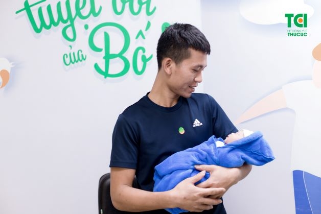 Hình ảnh chồng chị Vui hạnh phúc khi được đón con chào đời khỏe mạnh, bình an