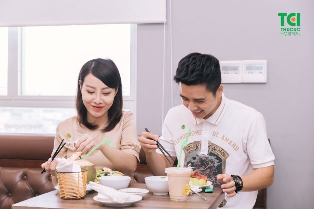 Giai đoạn này, mẹ bầu sẽ thường xuyên có cảm giác đói bụng và thèm ăn. Do đó, mẹ bầu hãy cố gắng lựa chọn những thực phẩm dinh dưỡng