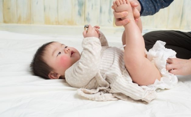 trẻ sốt đi tướt mọc răng