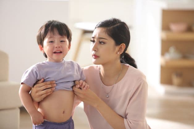 Trẻ bị táo bón thường sẽ có nhiều biểu hiện khi đi vệ sinh như: sợ sệt mỗi khi đi, toát mồ hôi, căng thẳng, đỏ mặt...
