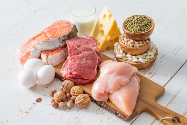 Hạn chế cho trẻ dùng thịt đỏ, sữa và các thực phẩm chế biến từ sữa vì các thực phẩm này có thể gây khó tiêu và khiến cho tình trạng táo bón của trẻ trở nên nghiêm trọng.