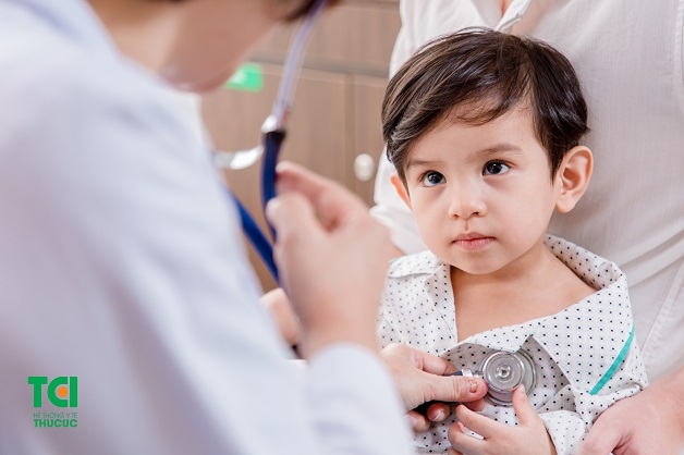 Bố mẹ nên đưa trẻ tới bệnh viện thăm khám để được bác sĩ tư vấn cách điều trị viêm phế quản phổi