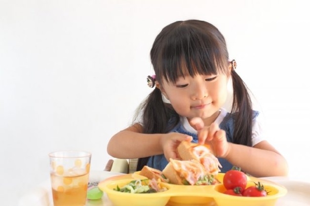 Để trẻ 5 tuổi biếng ăn hình thành thói quen tự lập khi ăn uống
