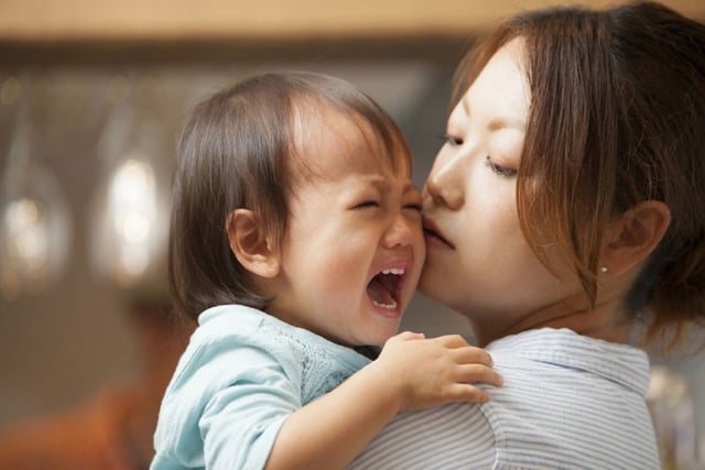 Cha mẹ cần làm gì khi trẻ 2 tuổi quấy khóc không rõ nguyên nhân?