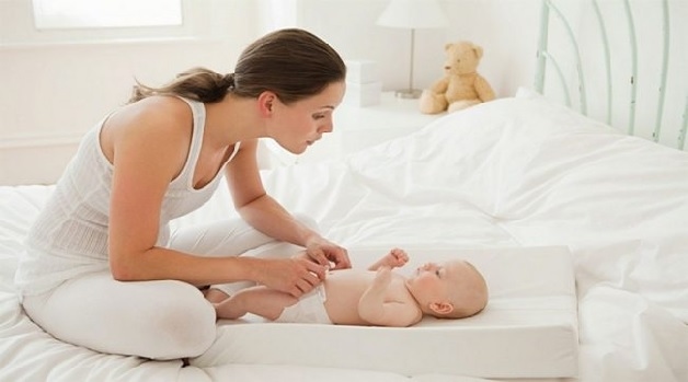 Trẻ bị sốt có nên đóng bỉm không là vấn đề bố mẹ rất quan tâm