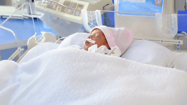 Trẻ sinh non 33 tuần có thể phát triển bình thường không?