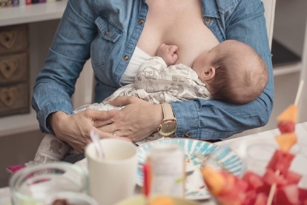 Vi khuẩn xâm nhập vào mô vú là nguyên nhân dẫn đến hiện tượng áp xe
