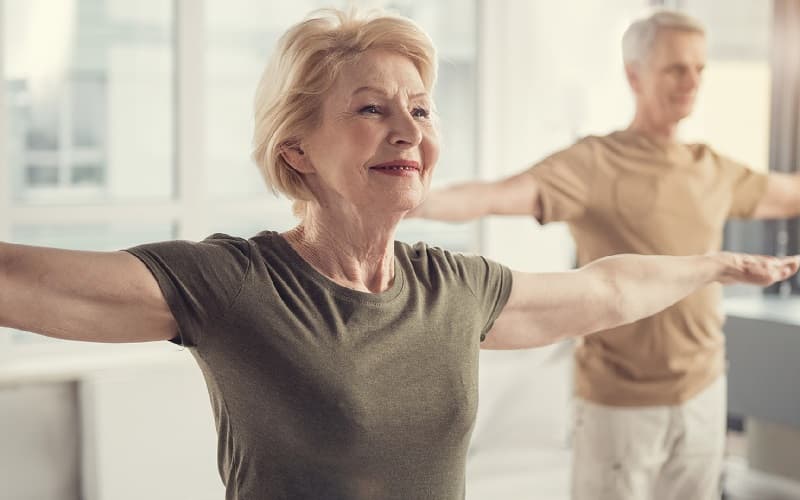 Yoga là một trong những bài tập nhẹ nhàng mà đem lại nhiều tác dụng tốt đối với sức khỏe, đặc biệt là người mắc thoái hóa khớp gối