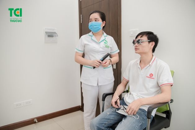 Khám mắt là bước khám quan trọng để bảo vệ thị lực nhân viên