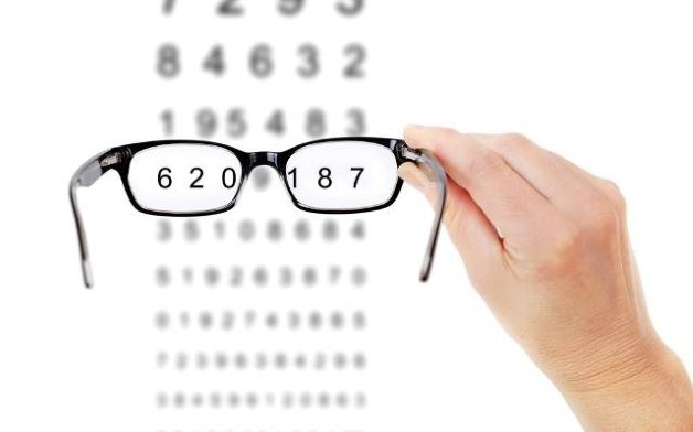 Nếu phải thường xuyên thay đổi độ kính, có thể bạn đang bị đục thủy tinh thể