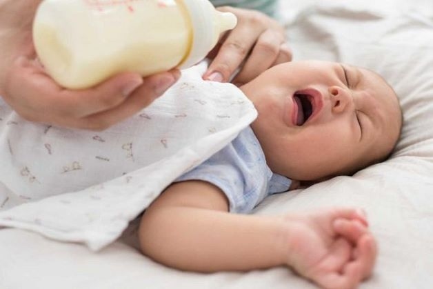 Dấu hiệu biếng ăn có thể xuất hiện trước khi trẻ bị tiêu chảy cấp nhiều ngày, trẻ có xu hướng bỏ bú, mệt mỏi.