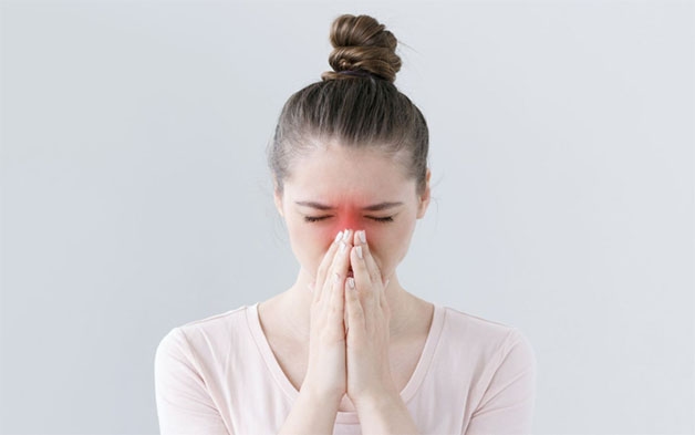 Viêm xoang là một trong những nguyên nhân dẫn đến viêm họng mãn tính.