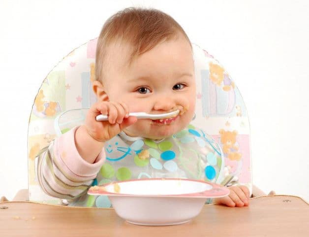 Xây dựng cho trẻ chế độ ăn uống khoa học và đảm bảo vệ sinh. Có thể chia các bữa ăn cho trẻ thành nhiều bữa trong ngày. Nên cho trẻ dùng các thực phẩm dễ tiêu hóa như: cháo, súp, canh… t