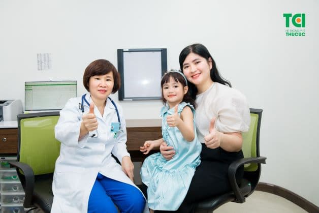 Khi nhận thấy trẻ có các dấu hiệu bất thường, cha mẹ cần đưa trẻ đến bệnh viện để được bác sĩ kiểm tra và theo dõi