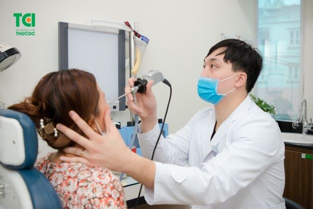 Khi bị viêm xoang người bệnh sẽ có biểu hiện là ũi ngứa khó chịu và hắt hơi liên tục.