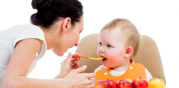 Bố mẹ nên cho trẻ ăn uống đầy đủ chất dinh dưỡng khi trẻ bị viêm phổi
