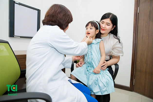 Bố mẹ nên đưa trẻ đi khám để được bác sĩ tư vấn cách chữa viêm amidan cho trẻ