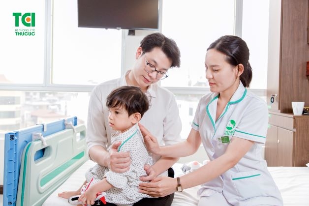 cha mẹ cần lưu ý chăm sóc và theo dõi các triệu chứng ngay từ khi trẻ mới khởi phát bệnh cho đến khi trẻ được điều trị khỏi hoàn toàn.