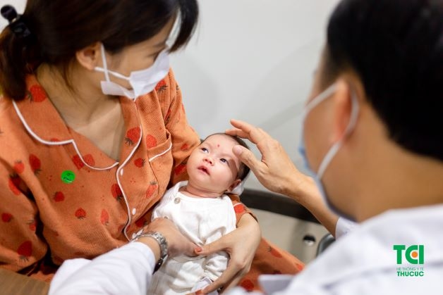 Khi trẻ có dấu hiệu bệnh thì nên đưa trẻ đến bệnh viện để được theo dõi và điều trị tích cực, phòng tránh những biến chứng nguy hiểm có thể xảy ra với trẻ.