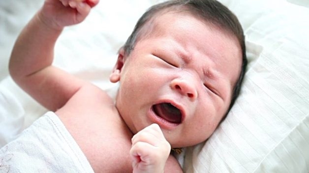 Ho có đờm, quấy khóc là dấu hiệu trẻ bị viêm họng