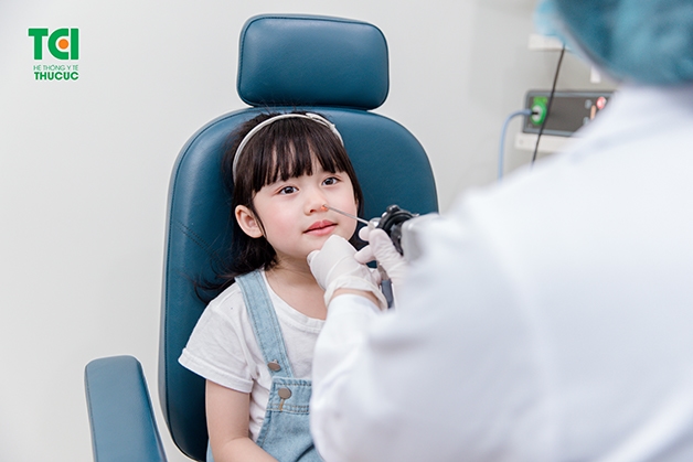 Khi bé bị viêm xoang mũi, bố mẹ nên đưa con đi khấm