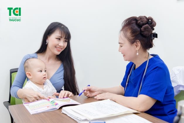 Khi trẻ bị suy dinh dưỡng cha mẹ cần cho trẻ đi khám Nhi nội tiết để được bác sĩ kiểm tra và có phương pháp điều trị, cải thiện tình trạng suy dinh dưỡng ở trẻ.