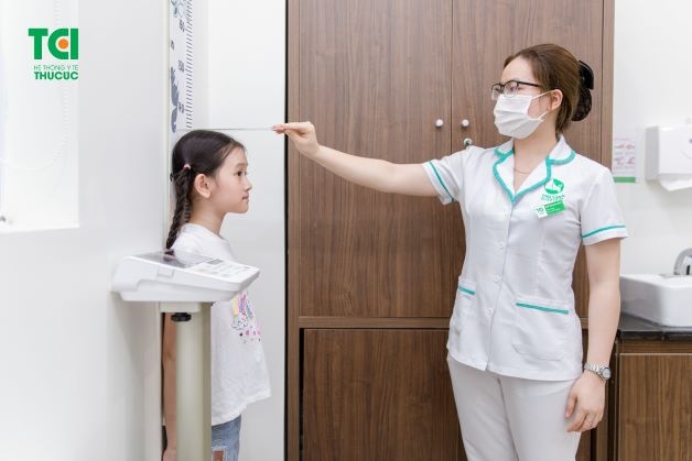 Theo dõi biểu đồ tăng trưởng của trẻ từng tháng nhằm phát hiện sớm tình trạng suy dinh dưỡng và phát hiện sớm các nguy cơ và can thiệp sớm nếu có.
