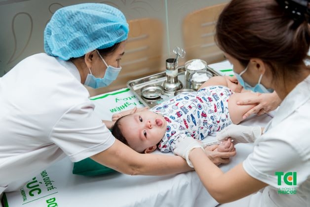 Trẻ rối loạn tiêu hóa có biểu hiện là nôn trớ, Đây là tình trạng thường gặp vì lúc này hệ tiêu hóa của trẻ chưa hoàn thiện. Tình trạng này sẽ thuyên giảm khi cấu trúc hệ tiêu hóa của trẻ dần trở nên hoàn thiện.