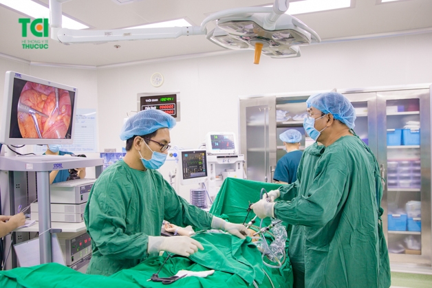 Bên cạnh các phương pháp nội khoa, người bệnh cũng có thể được chỉ định thực hiện một số thủ thuật nội khoa như: Đốt điện, laser, dao leep…