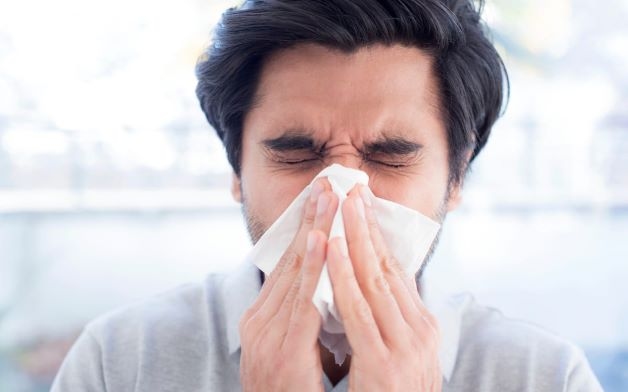 Việc người bệnh bị viêm mũi xoang lâu ngày, dịch chảy từ xoang xuống các thành sau họng khiến cho niêm mạc họng bị chất nhầy bao phủ, không thể thực hiện được chức năng làm sạch cũng là nguyên nhân gây ra bệnh